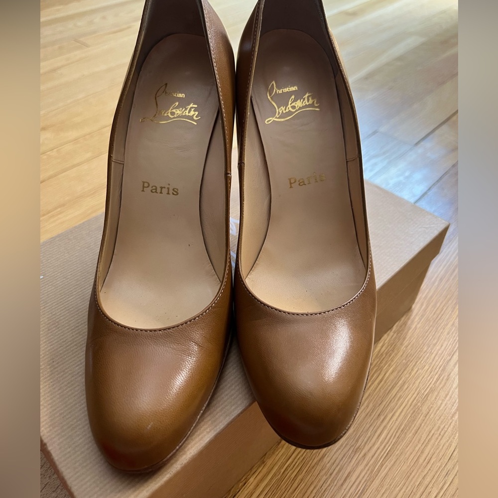 Authentic Vintage Louboutin Camel colored simple Pump size 40